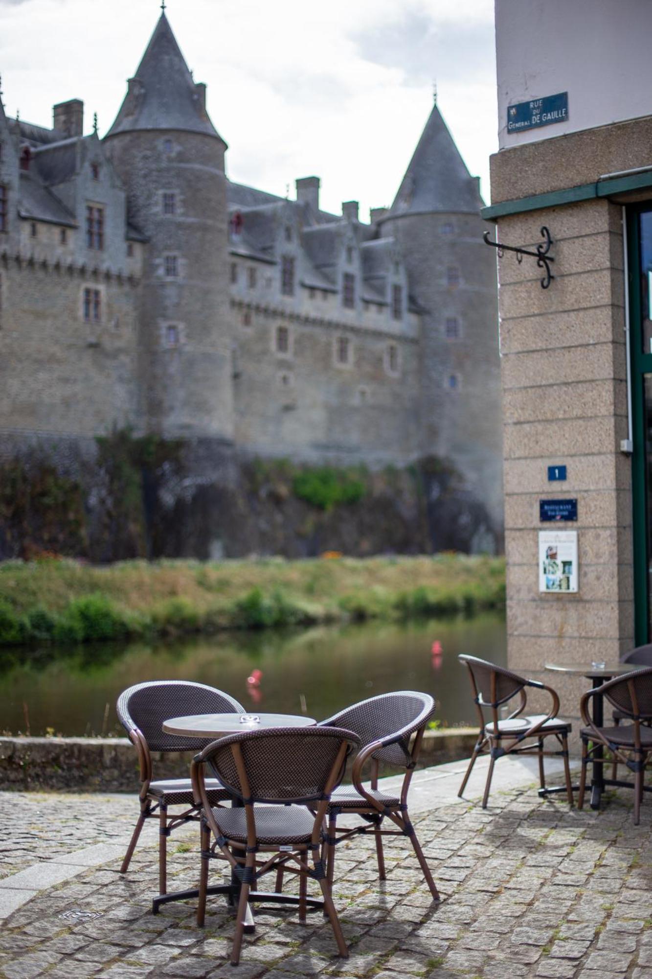 Hotel Restaurant Du Chateau Josselin Exterior photo