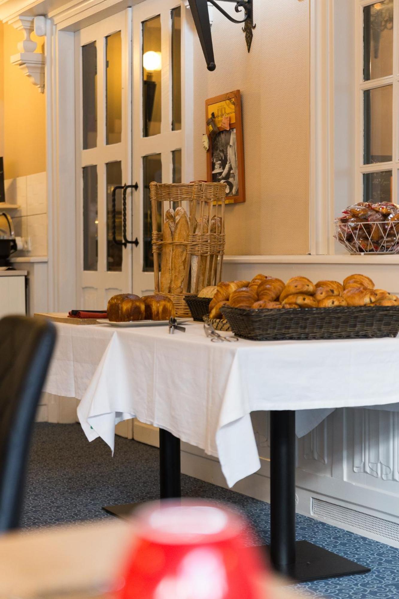 Hotel Restaurant Du Chateau Josselin Exterior photo
