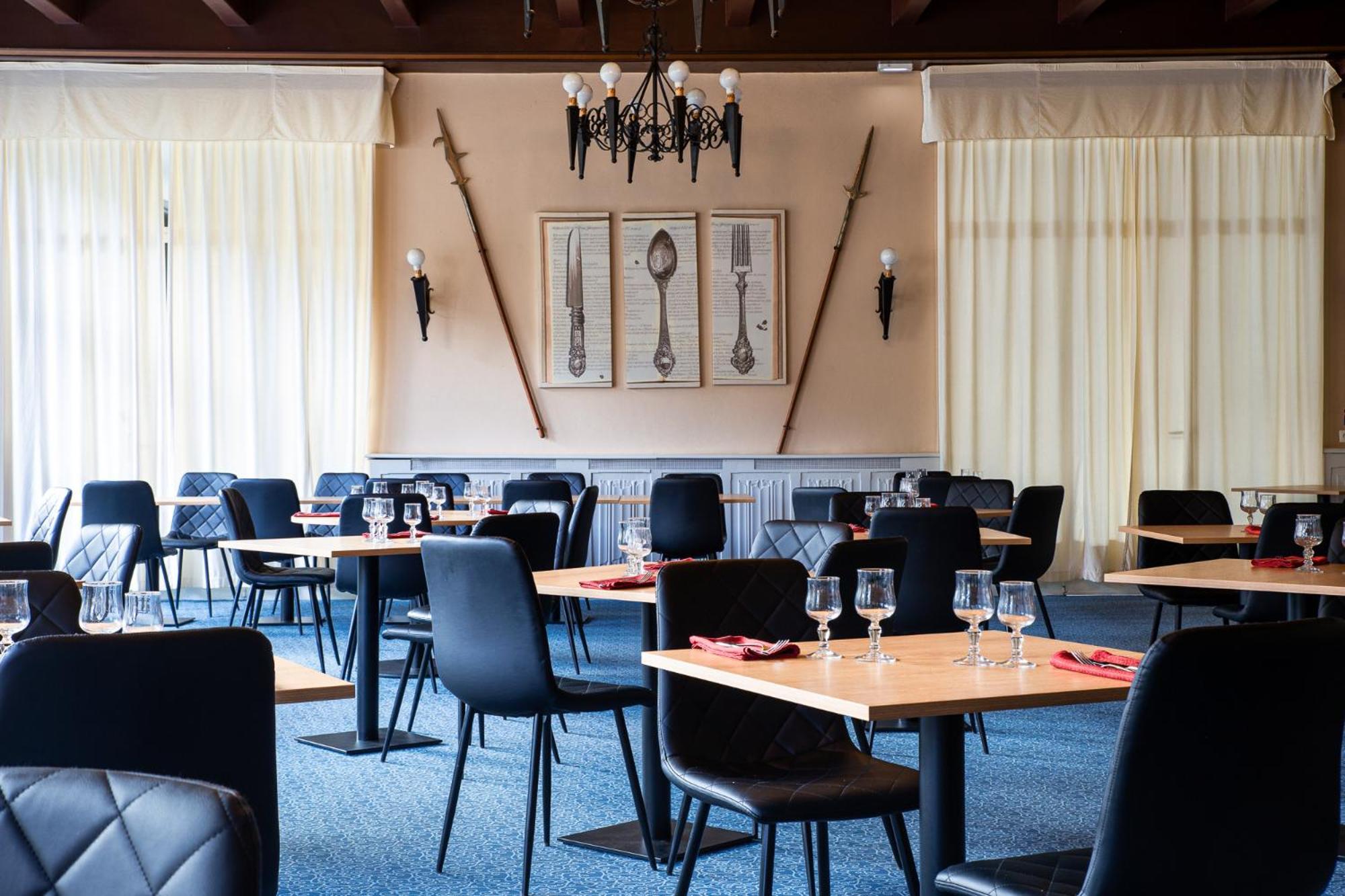 Hotel Restaurant Du Chateau Josselin Exterior photo