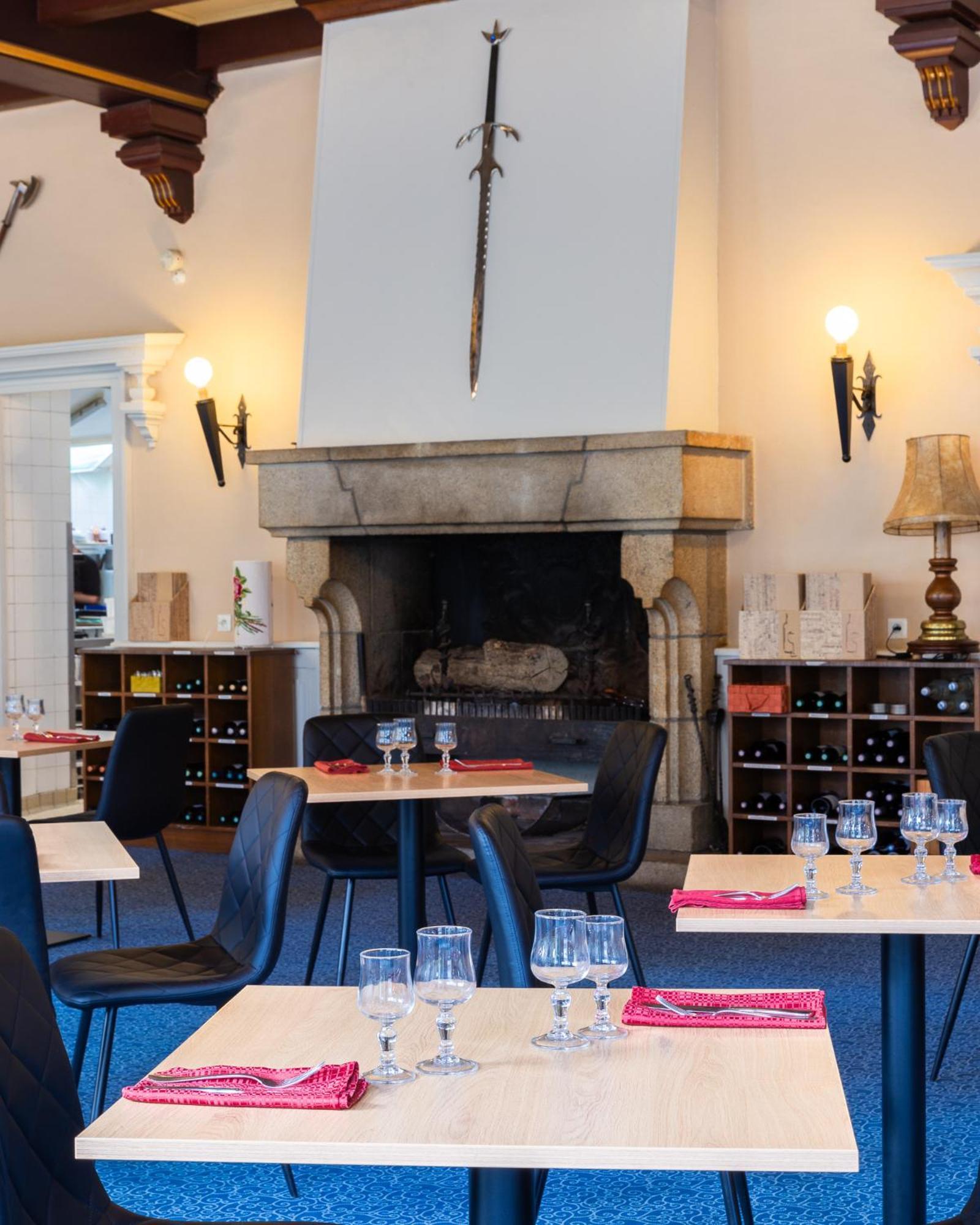 Hotel Restaurant Du Chateau Josselin Exterior photo