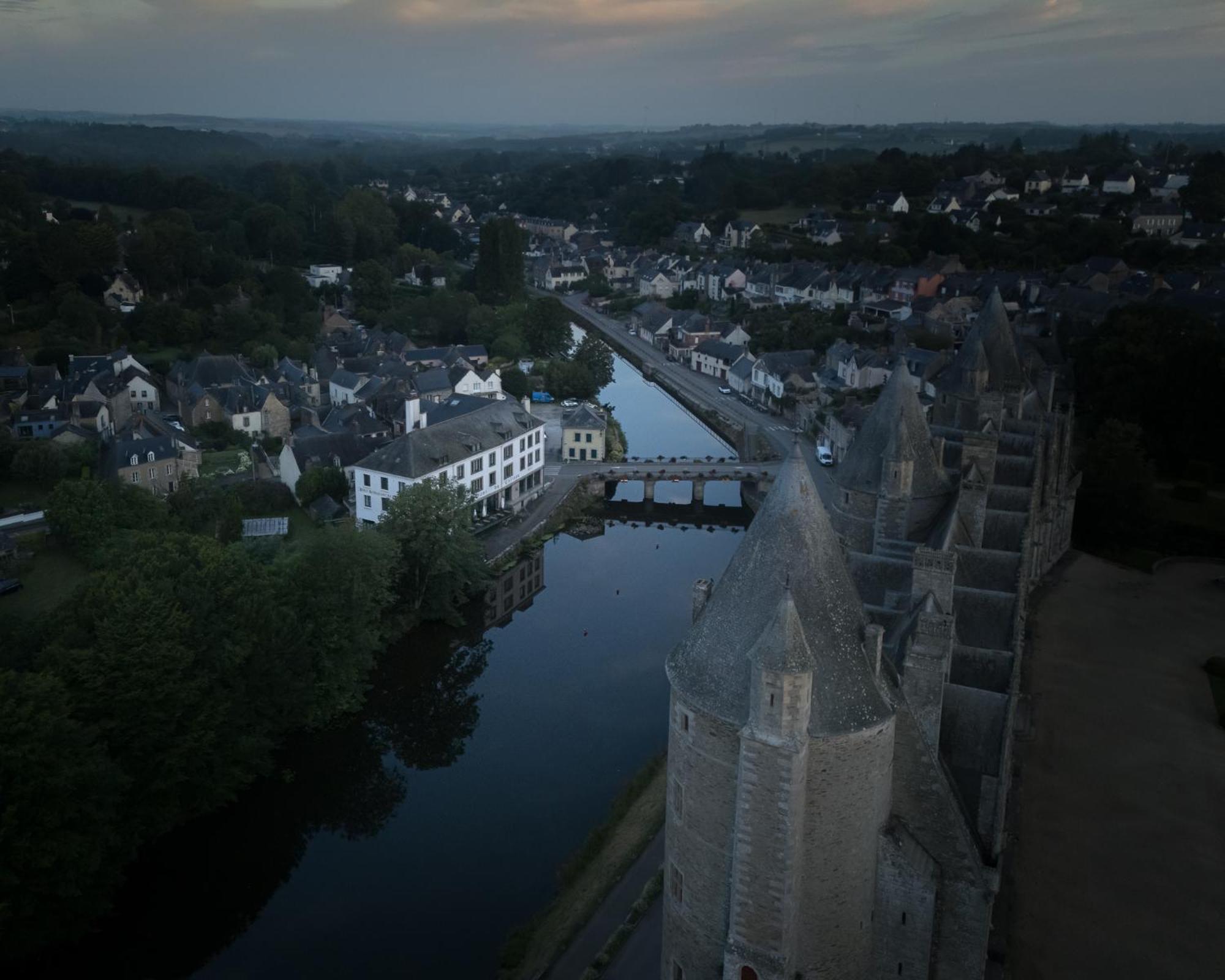 Hotel Restaurant Du Chateau Josselin Exterior photo